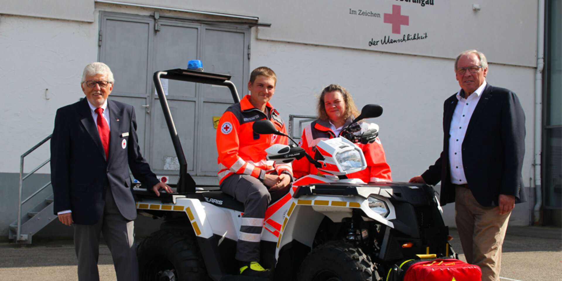 V.l.n.r.: Alfred Reichert (Vorsitzender BRK KV Oberallgäu), Florian Lingenhöl (Beauftragter Fuhrpark) und seine Mutter Alexandra Lingenhöl (stellv. Bereitschaftsleiterin BRK Kempten) sowie Anton Klotz (Stiftungsratsvor-sitzender) | © BRK Kempten, Sebastian Stadler